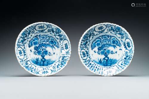 Une paire d'assiettes godronnées en faïence de Delft en bleu...