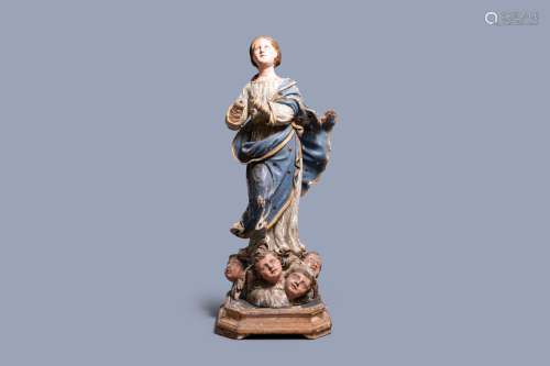 Une grande statue de la Vierge de l’Assomption en bois sculp...