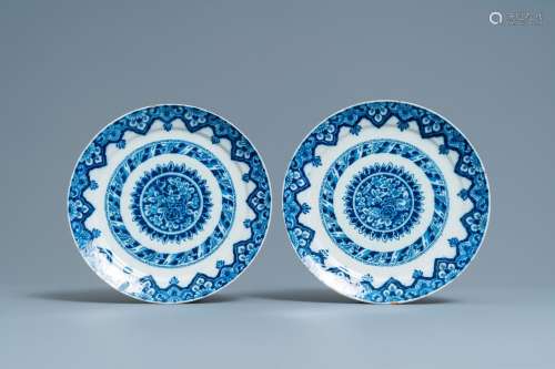 Une paire de plats en faïence de Delft en bleu et blanc, dat...