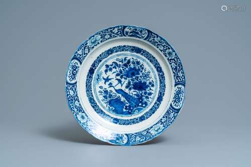Un plat en faïence de Delft en bleu et blanc à décor d'un pa...