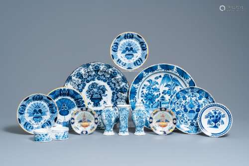 Une collection variée en faïence de Delft en bleu, blanc et ...