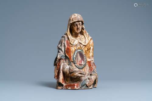 Un buste reliquaire d’une sainte en tilleul sculpté, doré et...