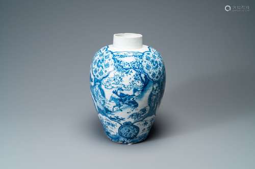 Un grand vase exceptionnel en faïence de Delft en bleu et bl...