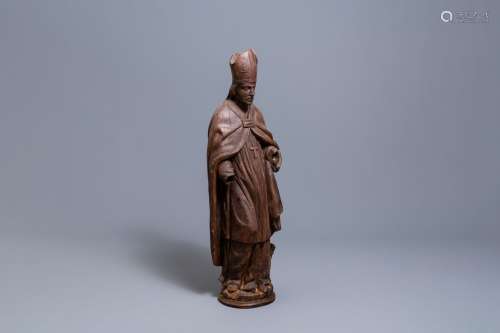 Une grande statue d'un évêque en tilleul sculpté, 18ème