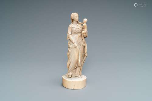 Une statue d'une Vierge à l’Enfant en ivoire sculpté, Dieppe...