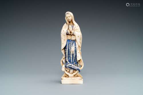 Une statue de la Vierge de l’Assomption en ivoire avec rehau...