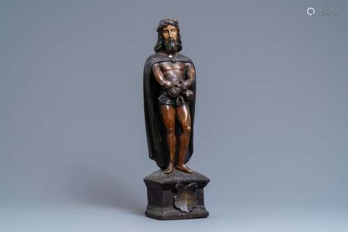 Une statue représentant 'Ecce Homo' en bois sculpté et polyc...