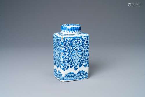 Une boîte à thé et son couvercle en faïence de Delft en bleu...