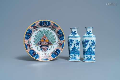 Une paire de vases en faïence de Delft en bleu et blanc et u...