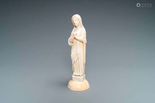 Une statue de la Vierge en ivoire sculpté, peut-être Dieppe,...