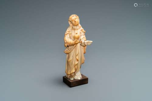 Une statue de Marie Madeleine au vase à onguent en ivoire sc...