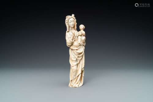 Une statue d'une Vierge à l’Enfant en ivoire, probablement F...