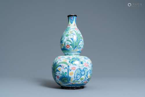 Un vase en faïence de Delft en bleu et blanc surdécorée, mar...
