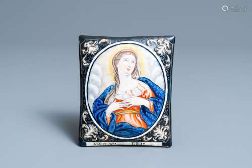 Une plaque en émail peint polychrome représentant la Vierge ...