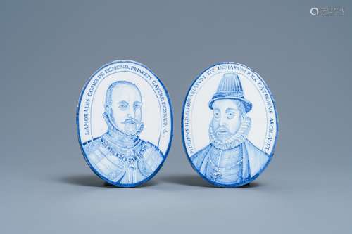 Une paire de plaques aux portraits en faïence d'Utrecht en b...