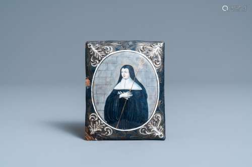 Une plaque en émail peint polychrome représentant une sainte...