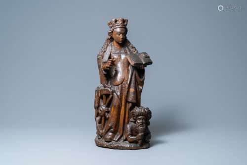 Une statue de Sainte Catherine d'Alexandrie en chêne sculpté...