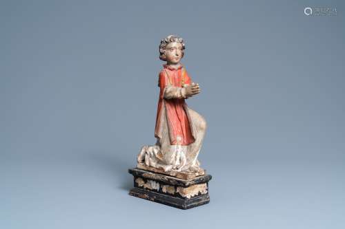 Une statue d'un ange adorateur en bois sculpté et polychromé...
