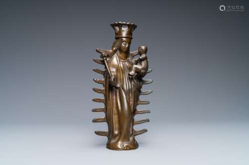 Un ornement de lustre en bronze en forme d'une Vierge à l'en...
