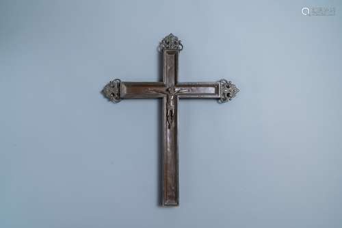 Une croix de procession en cuivre au Christ en bronze, Franc...