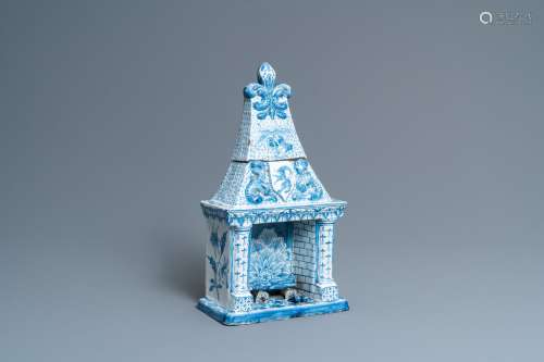 Une boîte couverte en forme de cheminé en faïence de Delft e...