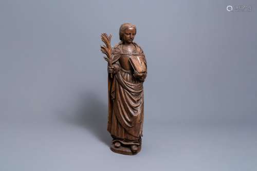 Une grande statue de la Sainte Martyre Ursule en chêne sculp...