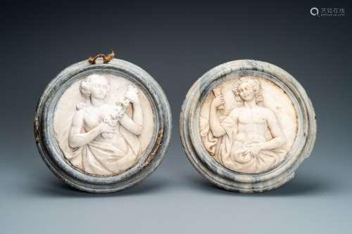 Deux médaillons en marbre blanc sculpté représentant Bacchus...