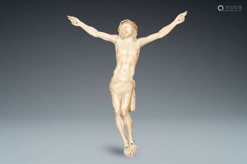 Un grand Christ en ivoire sculpté, probablement France, 19èm...