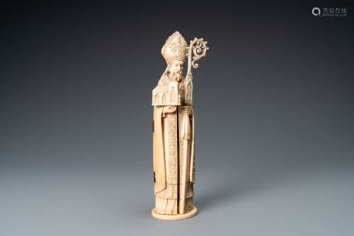 Une statue triptyque en ivoire représentant un Saint Evêque ...