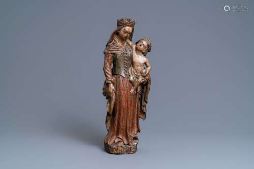 Une statue d'une Vierge à l’enfant en chêne sculpté et polyc...