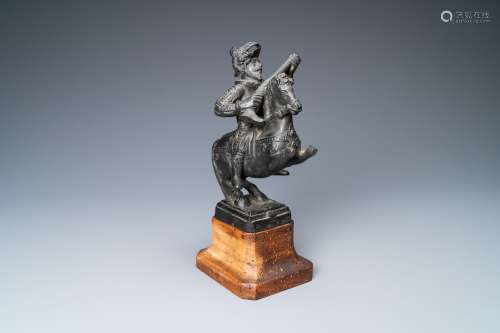 Un groupe représentant Henri IV à cheval en bronze patiné no...