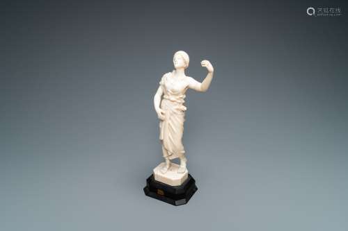 Une statue d'une danseuse orientale en ivoire sculpté, proba...