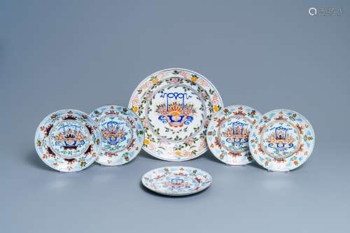 Cinq assiettes et un plat en faïence polychrome de Delft aux...