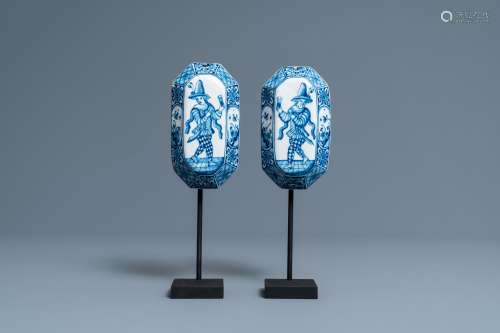 Une paire de dos de brosses en faïence de Delft en bleu et b...