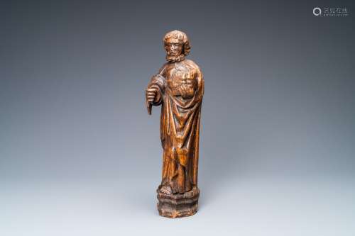 Une statue de l'apôtre Saint Pierre en chêne sculpté, Vallée...