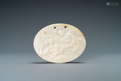 Une boîte ovale en ivoire sculpté d’une scène en bas-relief ...