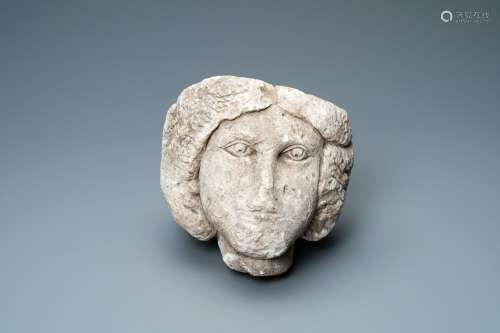 Une tête de femme en pierre calcaire sculptée, 16ème