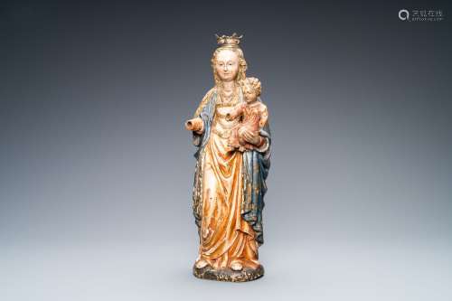 Une statue d'une Vierge à l'enfant en noyer polychromé et do...