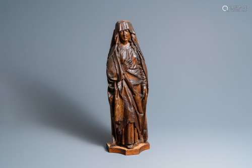 Une grande statue de la Vierge de Calvaire en chêne sculpté,...