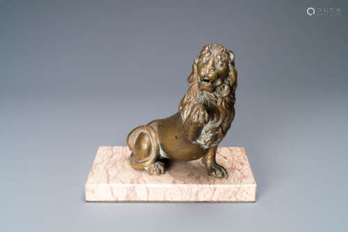 Un modèle d'un lion en bronze sur socle en marbre, 17ème