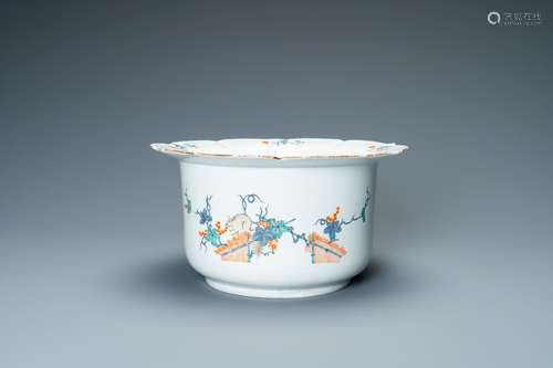 Un rafraîchissoir en porcelaine pâte tendre à décor Kakiemon...