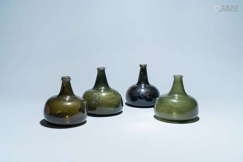 Quatres bouteilles en verre vert, 17/18ème