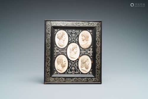 Cinq portraits en médaillons en ivoire montés dans un tablea...