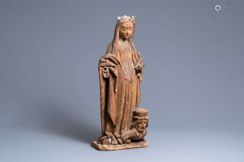 Une statue de Sainte Cathérine d'Alexandrie en chêne sculpté...