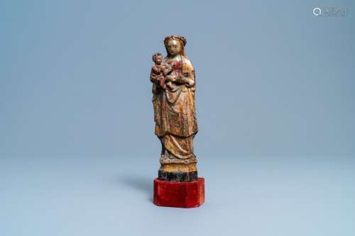 Une statue d'une Vierge à l'enfant en bois polychromé et dor...