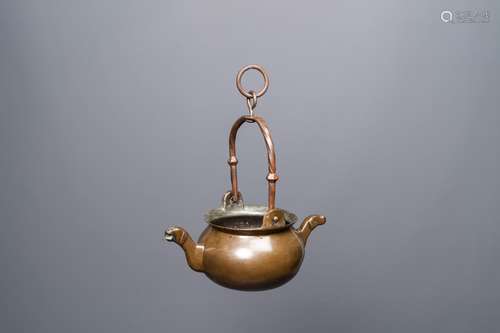 Un bassin à eau de type 'lavabo' en bronze, Flandres, 15ème