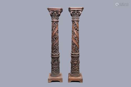 Une paire de colonnes ajourées en chêne aux chapiteaux corin...