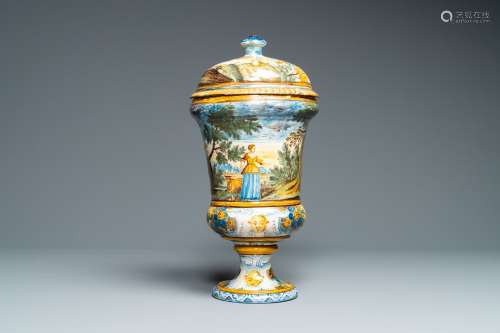 Une urne couverte en faïence polychrome de Castelli, Italie,...