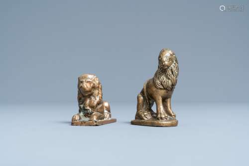 Deux petits modèles de lions en bronze, 16ème