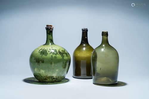 Trois grandes bouteilles en verre vert, 18ème